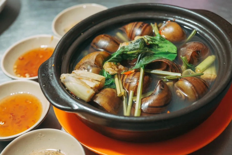 Bàn ăn tại Trần Văn Bằng